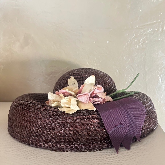 ELEGANT 1940s\' BROWN STRAW WIDE BRIM HAT WITH FABRIC FLOWERS & GROSGRAIN BANDS
